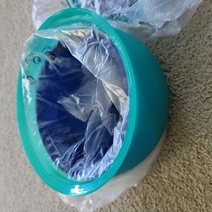 2 bowl set with lids- new